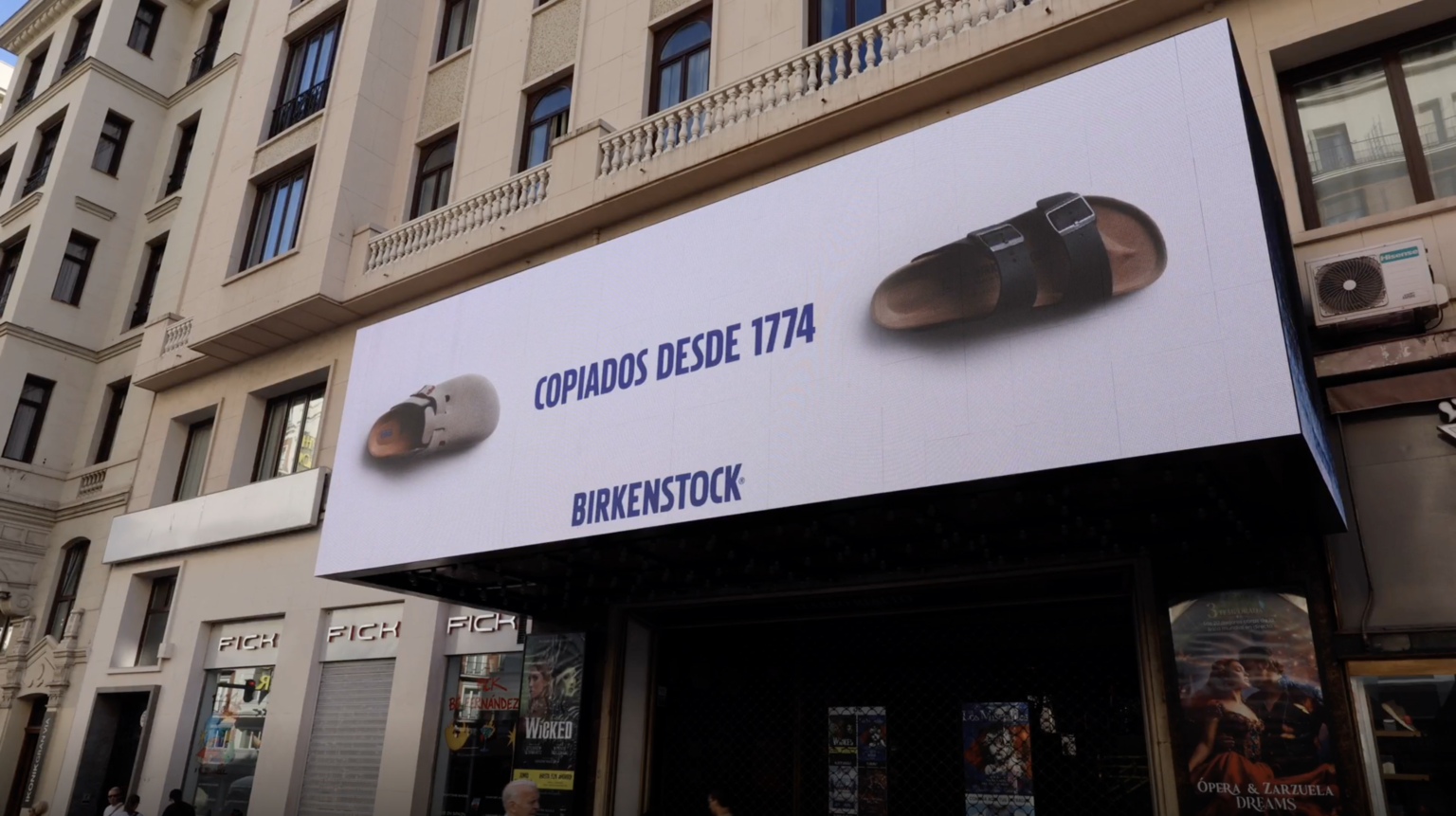 Pantalla en uno de los teatros de la Gran Vía de Madrid.