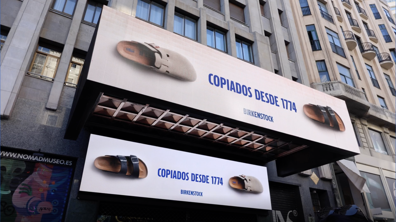 Pantalla doble en uno de los teatros de la Gran Vía de Madrid.
